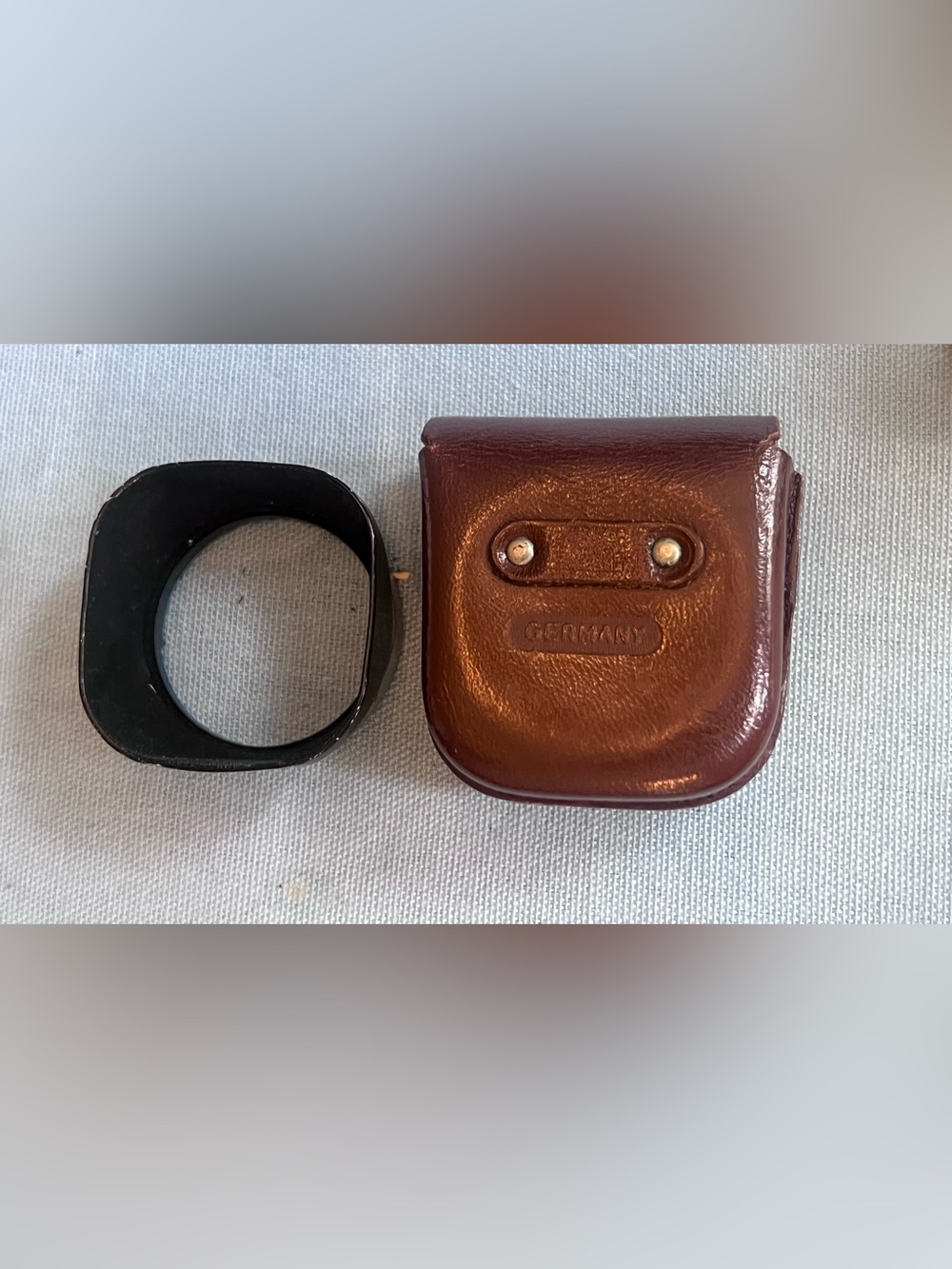 Vintage Rollei Rolleiflex TLR
Lens Shade Hood Bay I with Leather‎ Case Germany